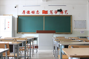 大連工業(yè)大學(xué)藝術(shù)與信息工程學(xué)院地址在哪里，哪個(gè)城市，哪個(gè)區(qū)？