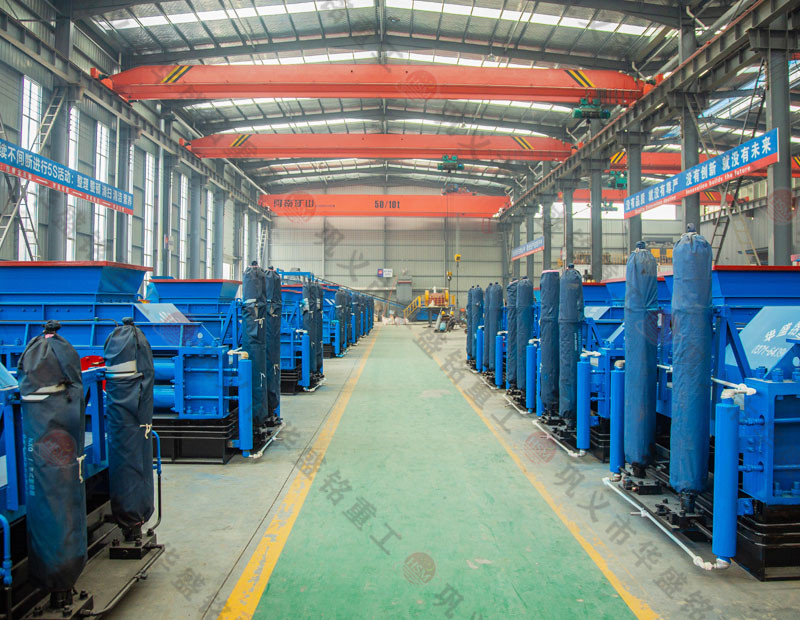 處理建筑廢料用什么設(shè)備？破碎紅磚用雙齒輥破碎機(jī)好嗎？